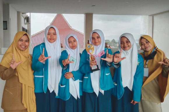 Semangat Santri Harum Raih Juara Harapan 1 di Kejuaraan Mendongeng Bahasa Indonesia Kabupaten Purbalingga